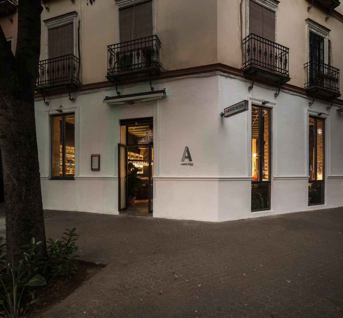Fachada de La Antojería en la calle Felipe II