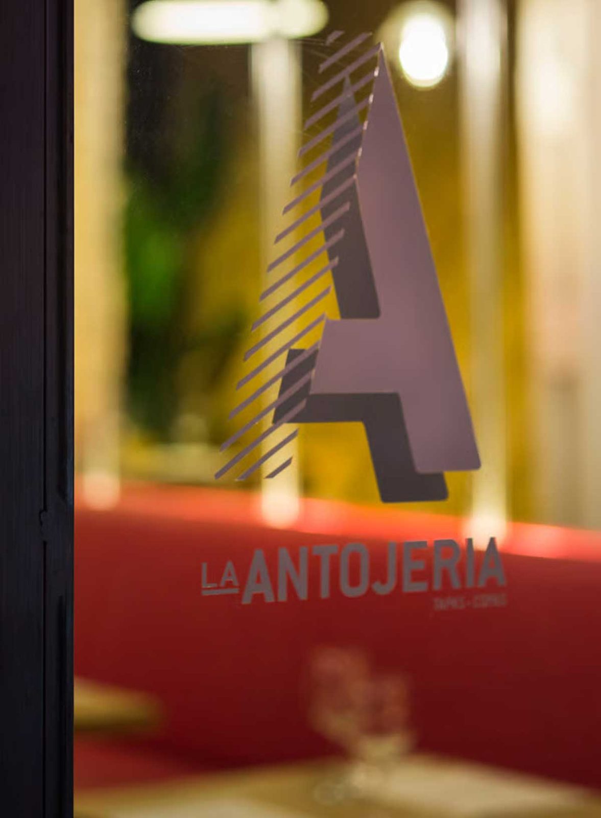 Detalle del logotipo en el cristal