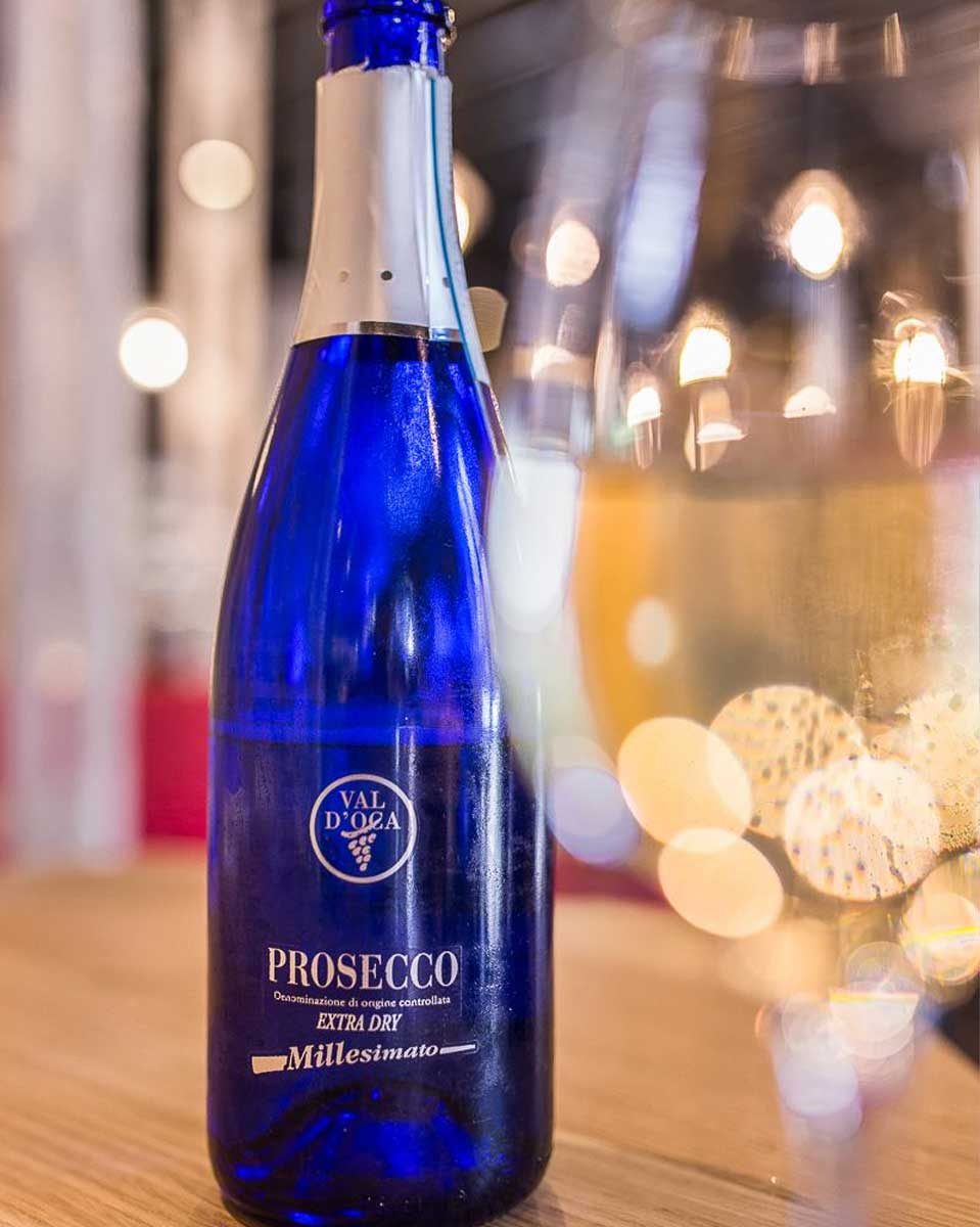 Botella de prosecco y copa