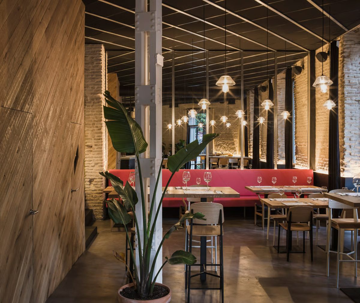 Sala con bancada roja y plantas